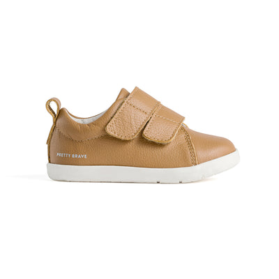 Side view of Brooklyn shoes with velcro strap in colour Tan